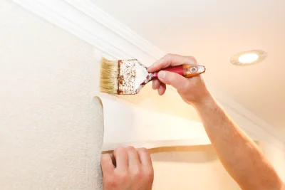 Pose de papier peint à Ronchamp — revêtements muraux et toiles de verre